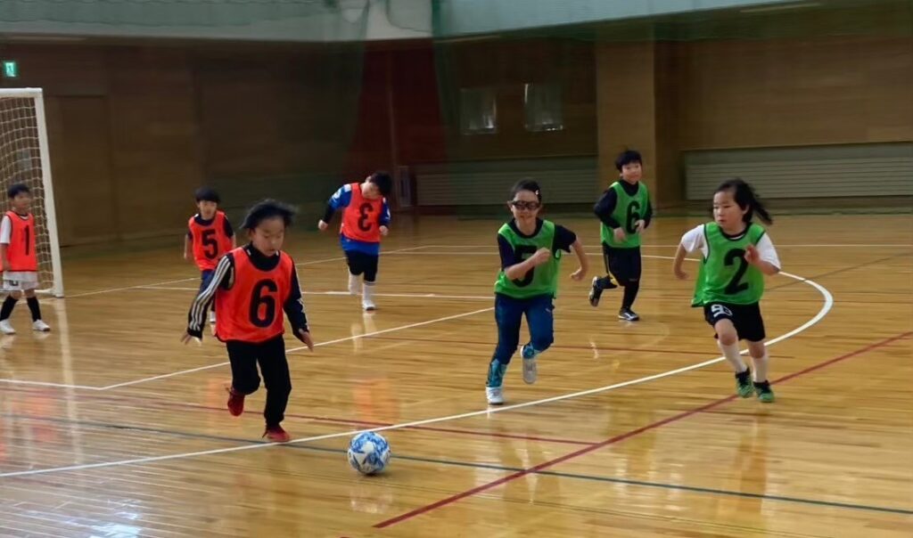 子どもたちがフットサルをしている