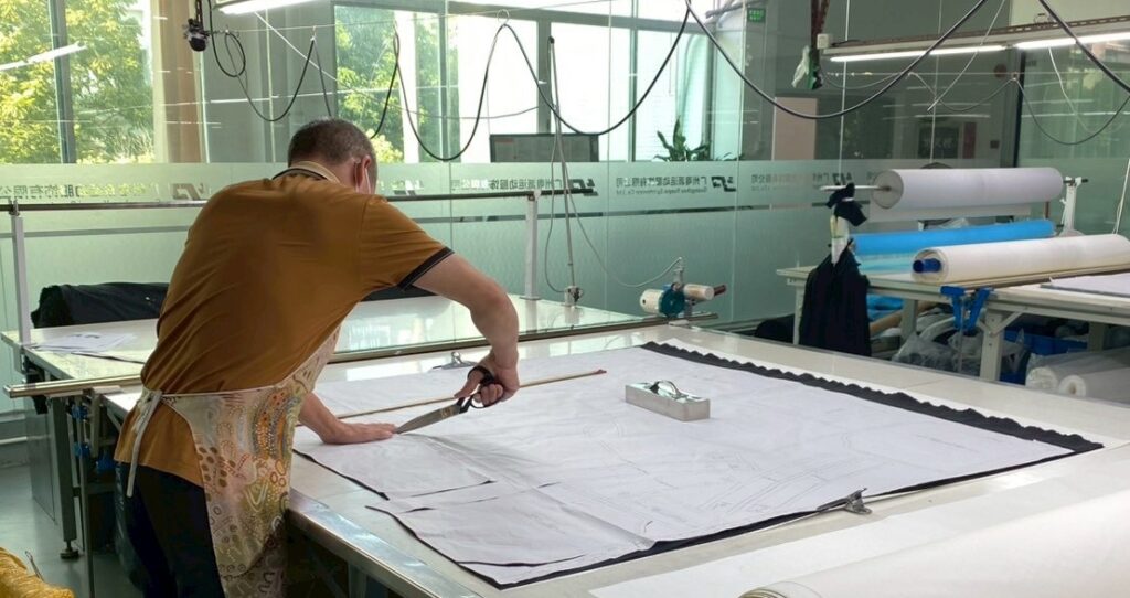 布を裁断している写真